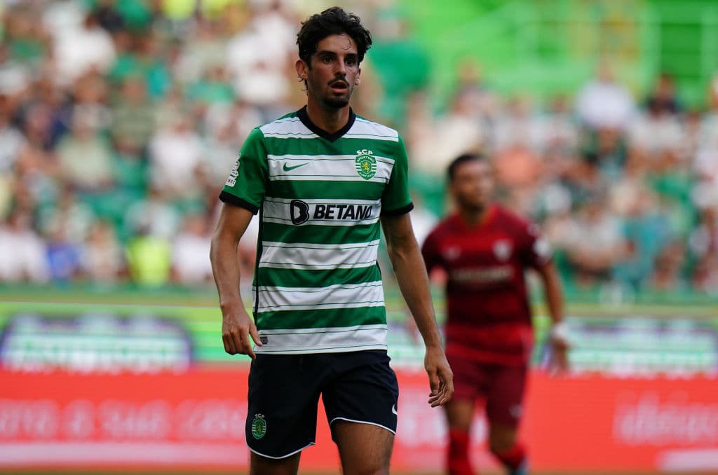 Jesús ‘Tecatito’ Corona marcó el único gol de Sevilla en el empate 1-1 ante el Sporting de Lisboa en un partido disputado en el Estadio José Alvalade de Portugal. Luego, en los penales, el club andaluz que se quedó con el Trofeo Cinco Violines.