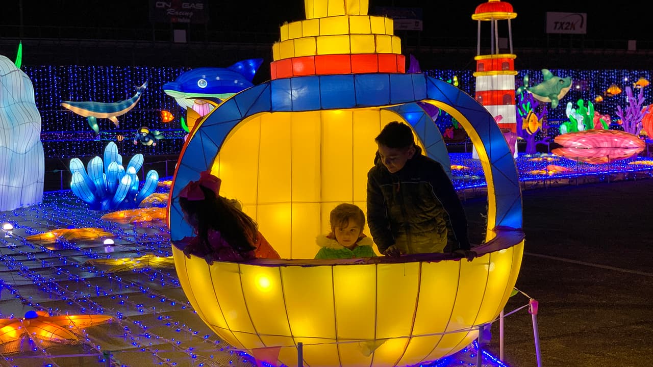 Además de las luces navideñas también presentan espectáculos culturales y funciones de circo.