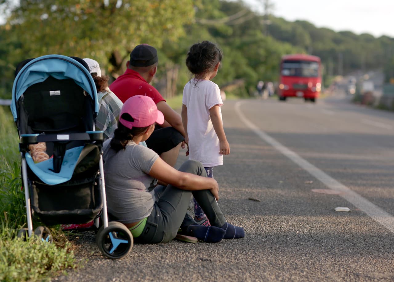 Los niños son los más vulnerables de la caravana. Según las autoridades de Honduras, hasta el 28 de octubre un total de 541 personas no pudieron salir del país por falta documentos. De estos 227 son menores de edad.