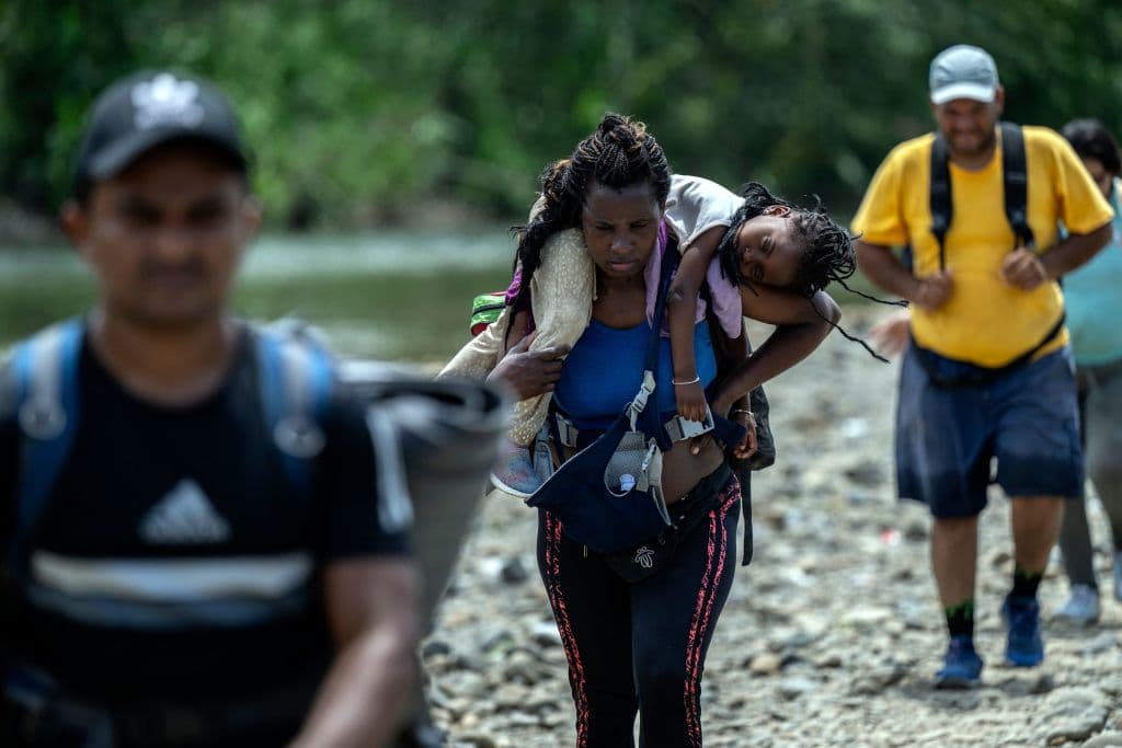 La 'ruta VIP' y sus peligros: migrantes pagan a los traficantes para ir en botes y evitar la selva del Darién