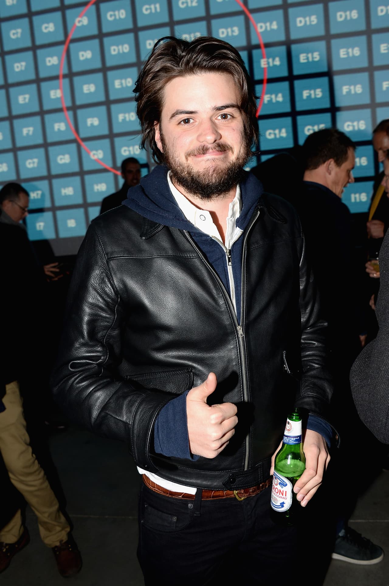 Pero dejan fuera a un integrante, porque ya pasó de los 30 años. Así que quedan Winston Marshall...