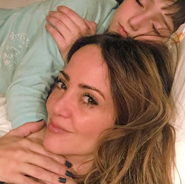 Nina cayó rendida en los brazos de su linda mamá. Andrea Legarreta disfruta muchísimo los momentos con sus pequeñas hijas.