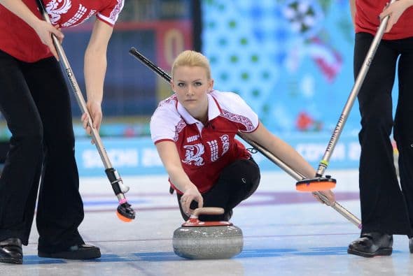 Pero las atletas rusas también entran a la batalla, con Alexandra Saitova, considerada la perla del equipo de curling.