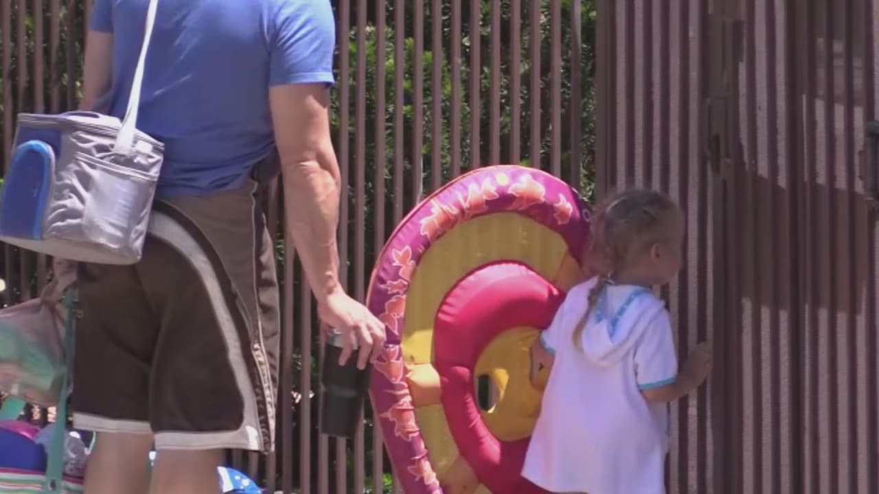 Una niña de 2 años es reportada en estado crítico después de ser sacada de la piscina