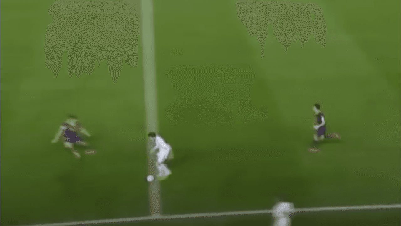 <b>Desde media cancha</b>
<br>- Aquí fue el primer toque del delantero galés y punteó la pelota.
<br>- Marc Bartra, defensor blaugrana, estaba a más de un metro de distancia.