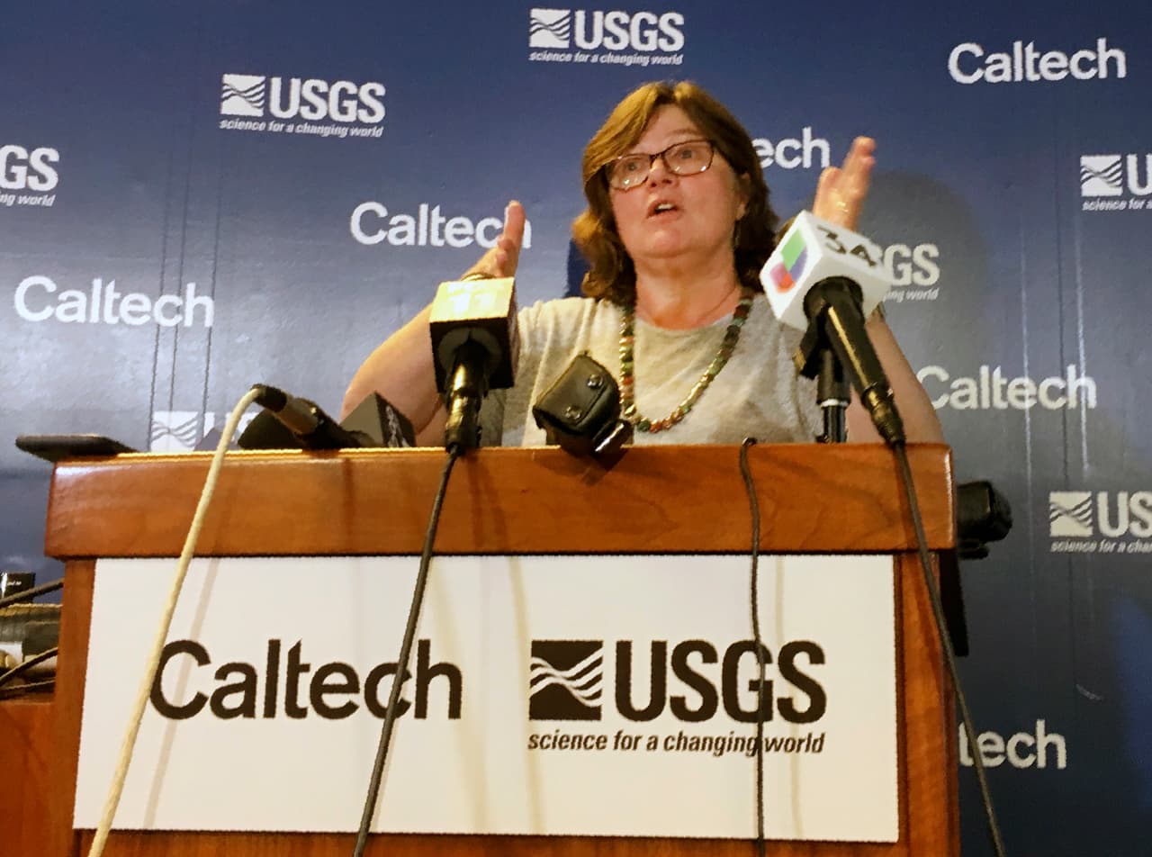 La sismóloga de CalTech, Lucy Jones, informó en rueda de prensa: "El terremoto se produjo cerca de China Lake y Ridgecrest. Es un área escasamente habitada, por lo que el número de personas que habría recibido daños es mucho menor".