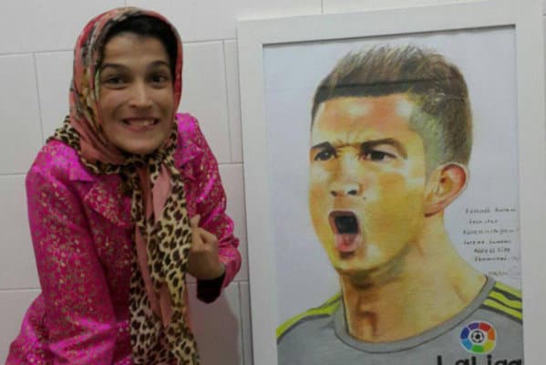 Artista iraní pinta a Cristiano Ronaldo ¡con los pies!