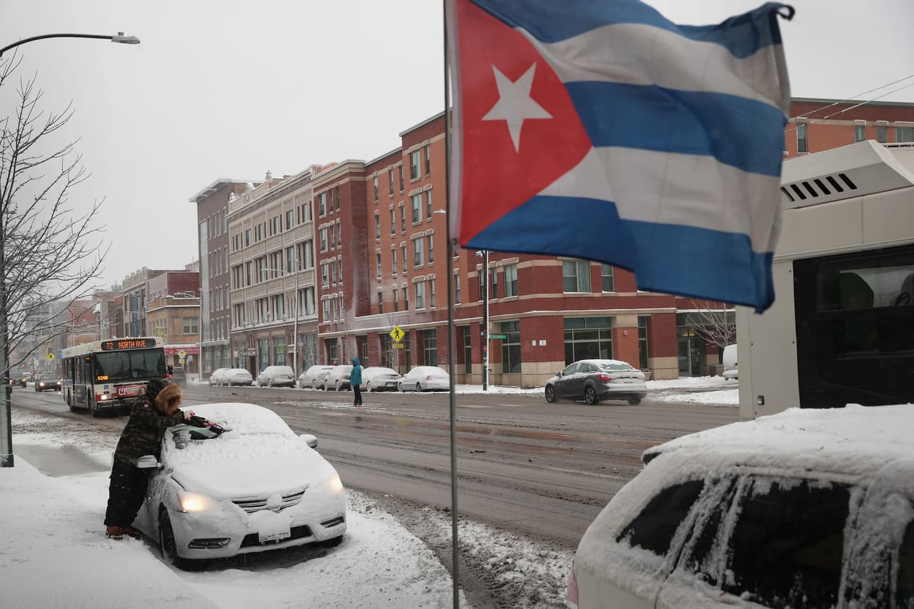 Una bandera cubana ondea en Humboldt Park.