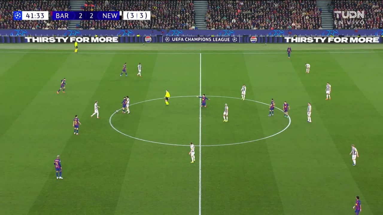 ¡TIRO ATAJADO! disparo por Robert Lewandowski.