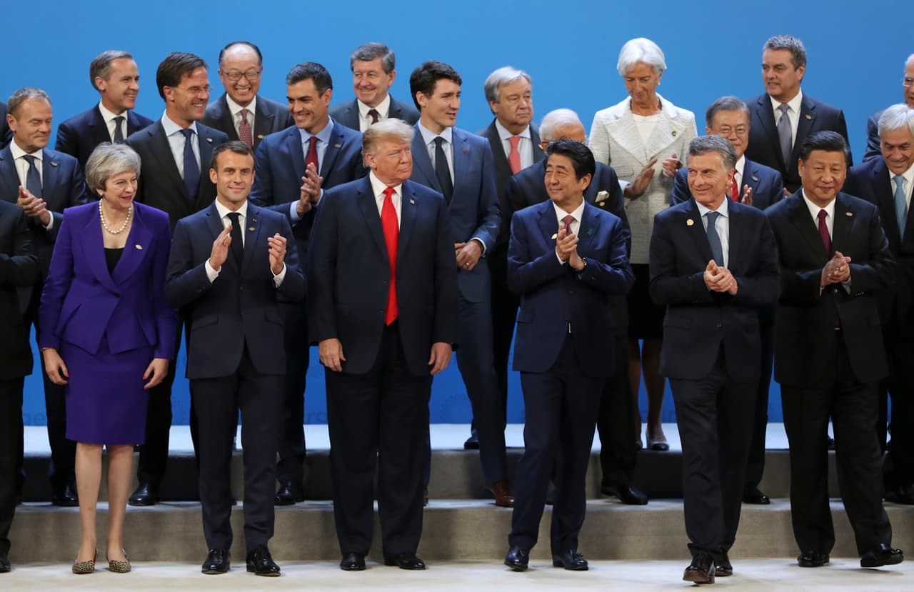 Para empezar, no faltó la foto del grupo de líderes al inicio de la cumbre en el Centro Costa Salguero, en Buenos Aires, en la que sobresale el gesto del presidente Donald Trump, quien llegó a esta cumbre habiendo retirado a EEUU del acuerdo de París sobre cambio climático y mantiene una posición proteccionista en el ámbito comercial.