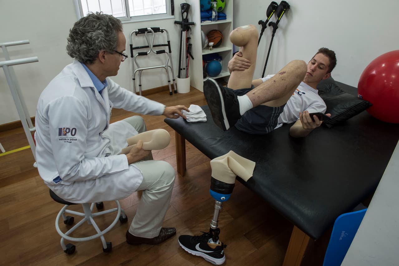 También es posible que causen ceguera, debilidad, deformidades o amputaciones. A veces esto ocurre después de años sin presentar síntomas, lo que hace que los pacientes no busquen atención oportuna y lleguen a la fase avanzada de la enfermedad. En otros casos, pueden matar a la persona en cuestión de semanas o meses.