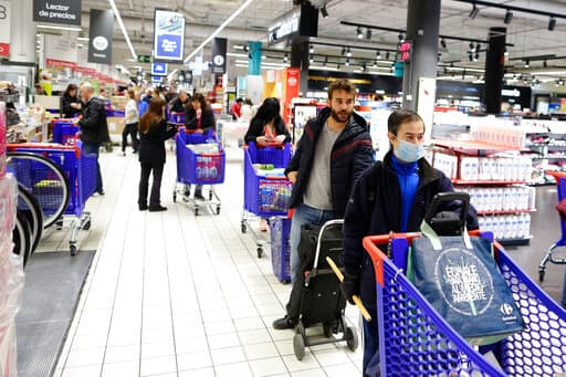 Varios supermercados de Madrid fueron tomados por compradores nerviosos desde tempranas horas del martes, muchos abasteciéndose antes de que entre en vigor la medida de cierre temporal de escuelas decretado por el gobierno del socialista Pedro Sánchez ante la propagación del coronavirus.