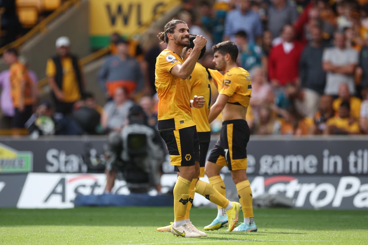 Ruben Neves adelantó a los Wolves con un golazo, pero Allan Saint-Maximin emparejó las acciones en la agonía con otro golazo. Raúl Jiménez marcó un gol, pero el VAR arruinó el festejo al anularlo.