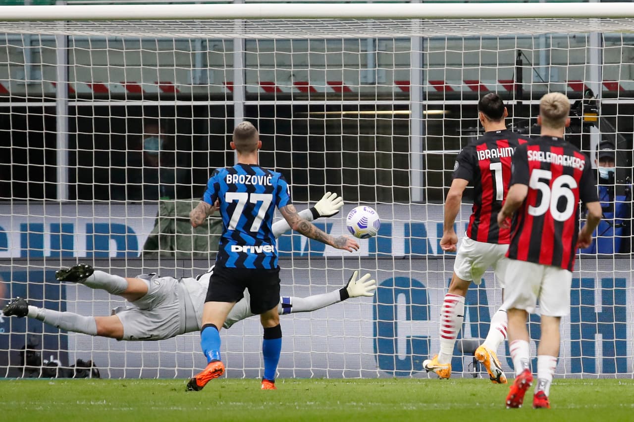 El primer gol de Zlatan (13’, 16’) fue cobrando un penal que atajaba Handanovic, pero el sueco la metió en un segundo toque; el segundo fue de una espectacular volea. Lukaku (29’) descontó por el Inter. Milan se medirá al Celtic en la Europa League y el Inter enfrentará al Mönchengladbach en la Champions.