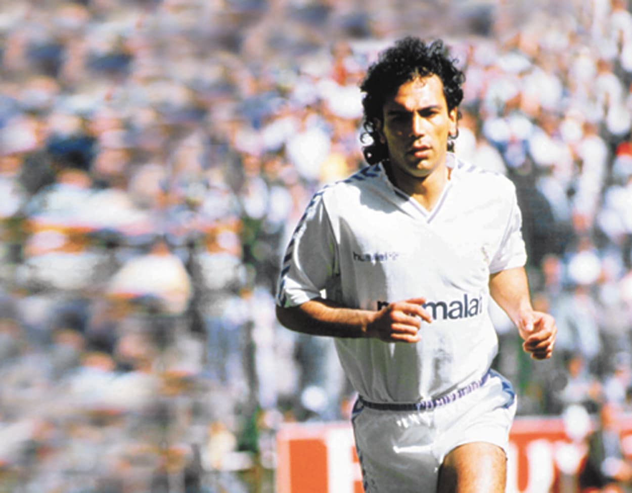 Hugo Sánchez también estuvo presente con la 'Quinta de los Machos' conformada por Rafael Gordillo, Paco Buyo, Juanito, Fernando Hierro, y Bernd Schuster, quienes ostentaban el récord de goles en una Liga con 107 (89-90) hasta el 2012 con el Madrid de Mourinho.