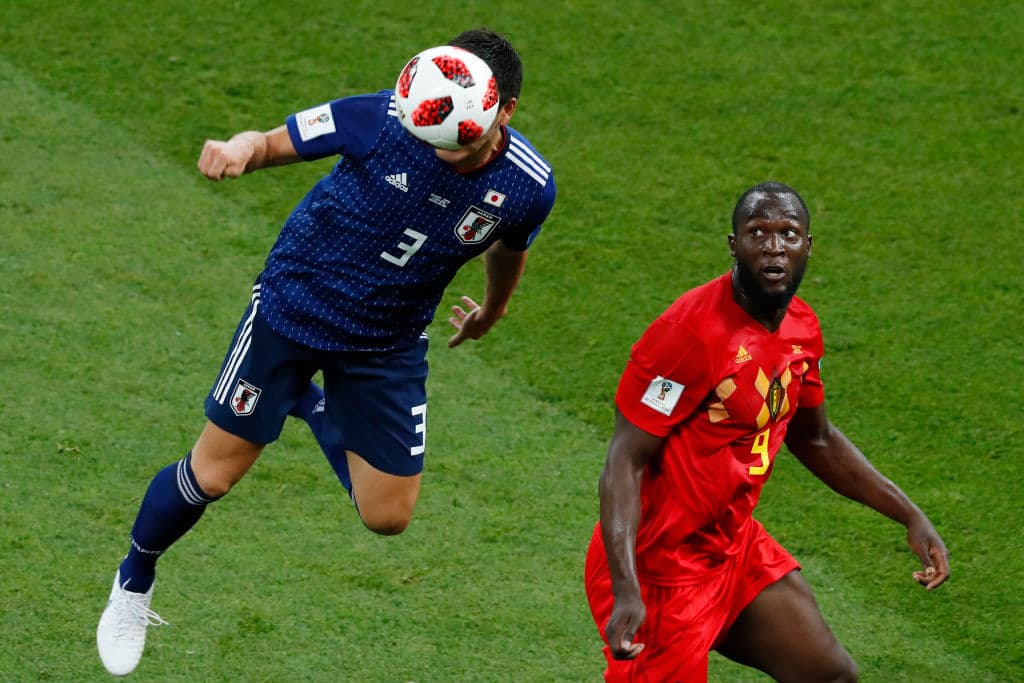 A sabiendas de la peligrosidad del portentoso delantero belga, no le permitieron recibir balones por lo alto, un tipo con excelente remate con la cabeza. Aquí Gen Shoji (3) con la intervención.