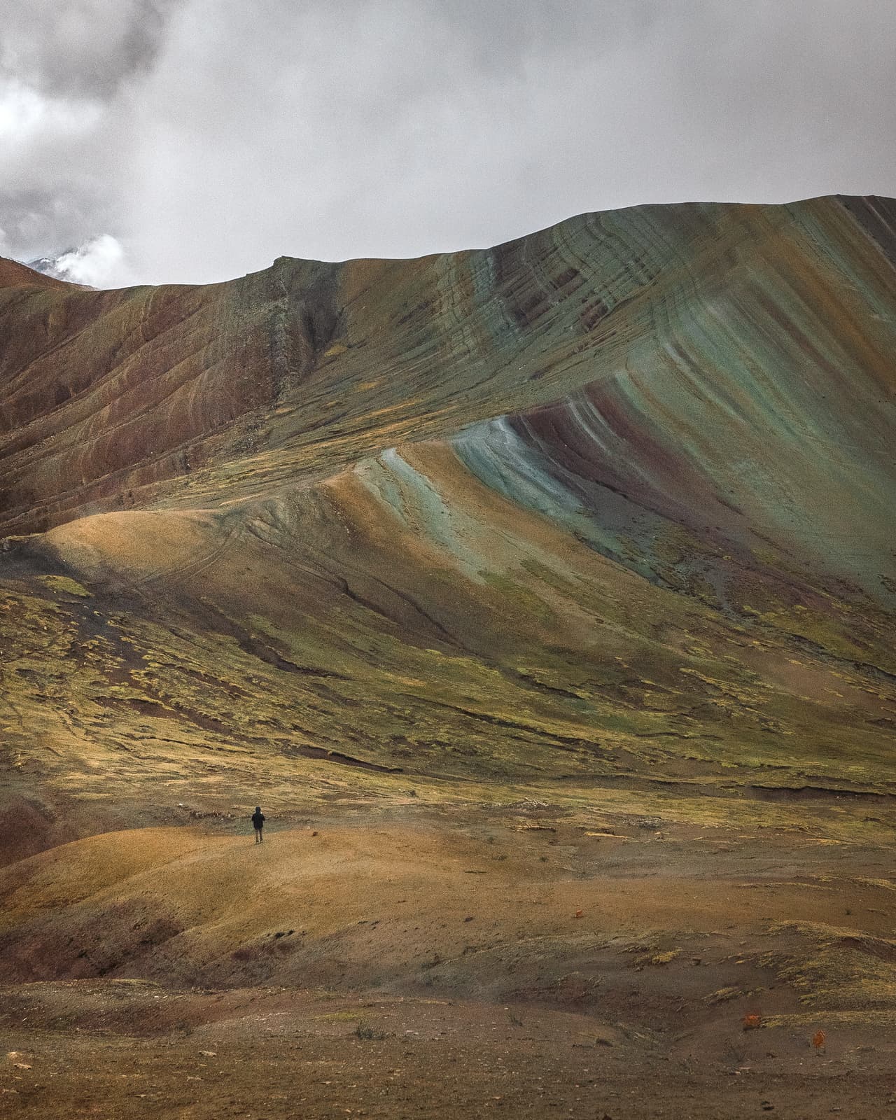 Vinikunka no es la única Montaña Arcoiris que tiene Cusco. 
<b>Palccoyo</b>, cerca de ahí, es 
<b>un área natural de más de 9,000 hectáreas donde se pueden apreciar varias montañas multicolores, valles rojos y marrones y además un fabuloso bosque de piedras</b>. El acceso es más fácil que Vinikunka al estar a menor altura (poco más de 4,900 msnm) y la caminata toma menos tiempo (una hora).
<br>