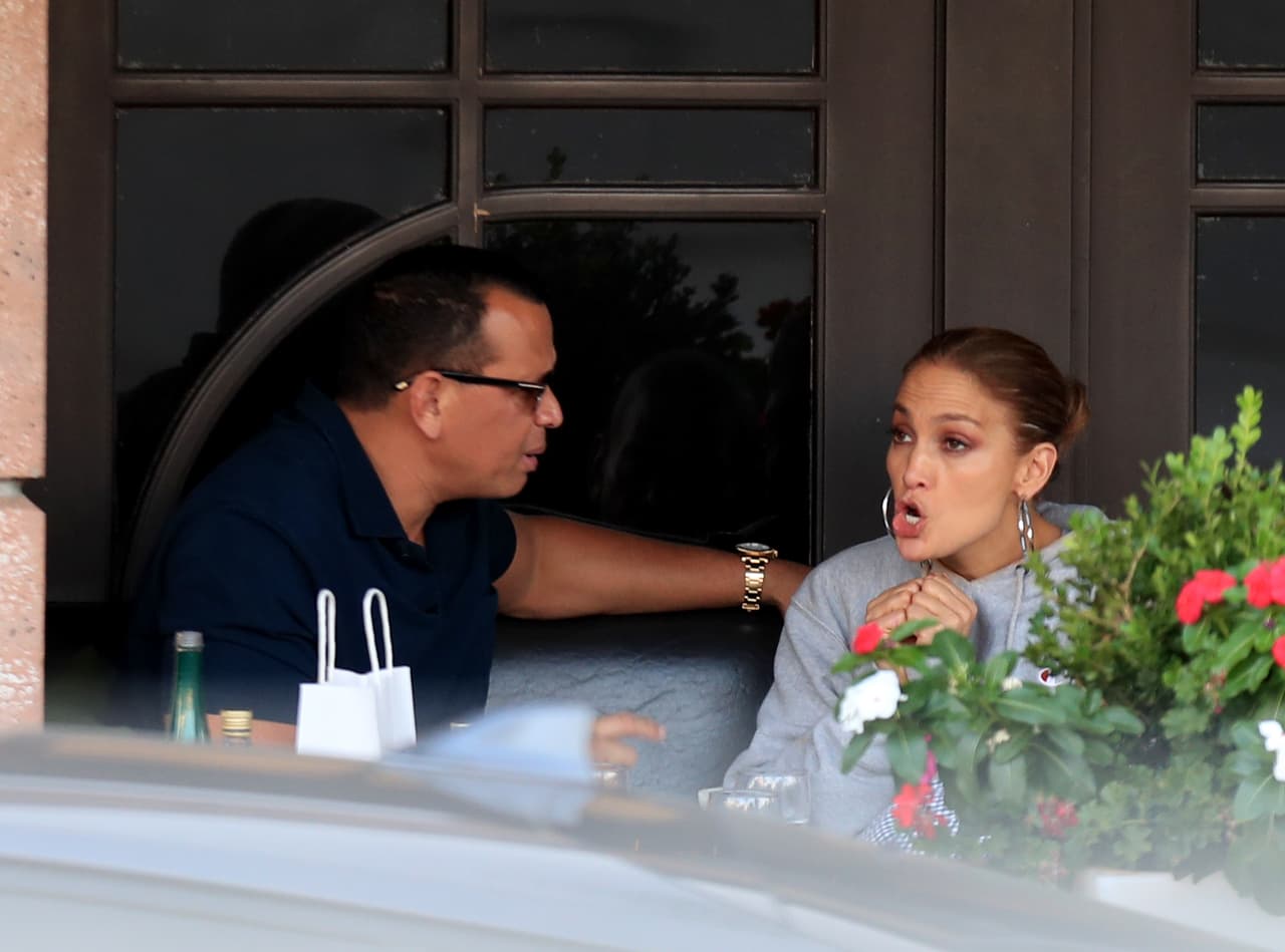 Cuando Ellen DeGeneres le comentó que Álex Rodríguez había dicho que
<b> le regalaría algo "romántico, emotivo y barato"</b>, la 'Diva del Bronx' saltó.