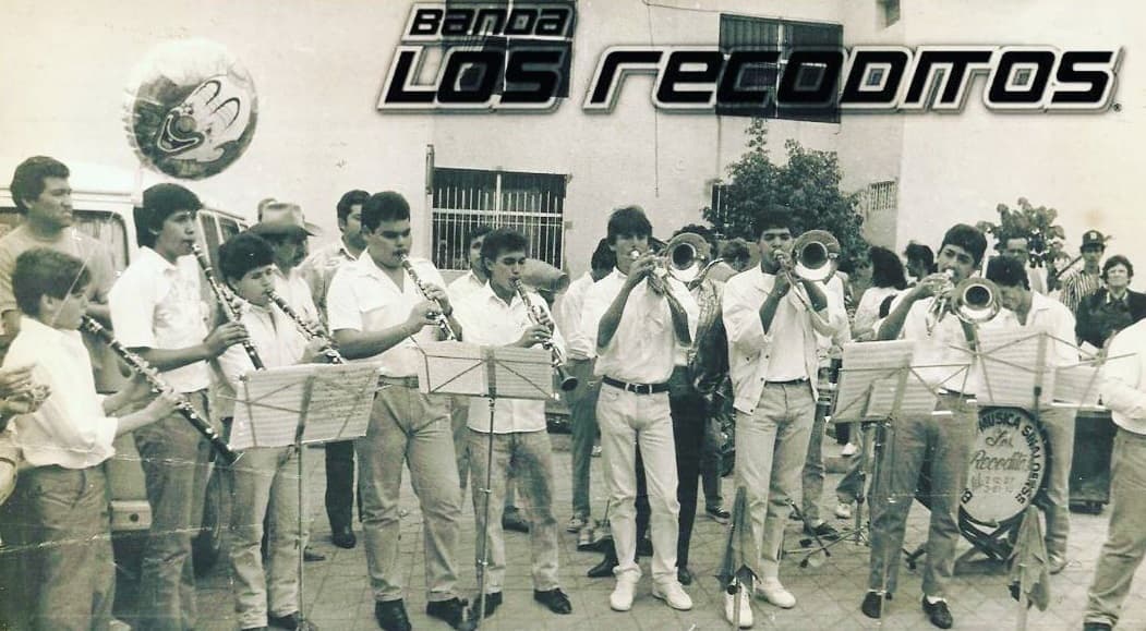 Fue precisamente el fundador de la banda El Recodo, don Cruz Lizárraga, quien en un evento en Mazatlán, Sinaloa (al noroeste de la República Mexicana) donde se distinguía al compositor José Ángel Espinoza 'Ferrusquilla', los llevó a tocar y al preguntarle el nombre del grupo dijo: "Es la banda sinaloense Los Recoditos".