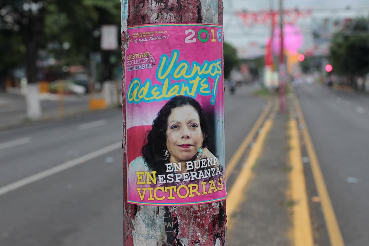 Un cartel de apoyo a la primera dama de Nicaragua, Rosario Murillo, durante la conmemoración del Repliegue, la ofensiva que permitió de la Revolución Sandinista en 1979.