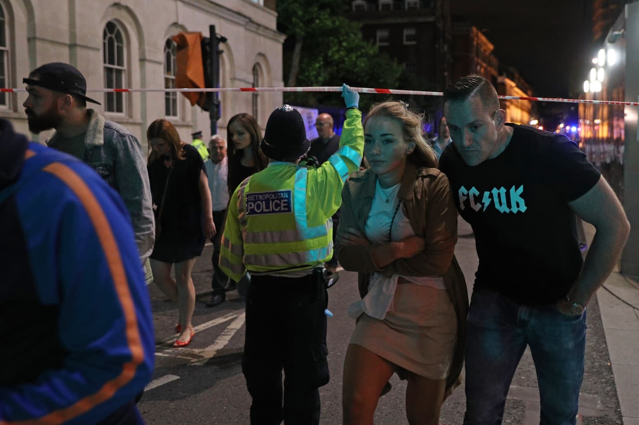 La policía evacúa la zona de Borough Market en el centro de Londres el sábado 3 de junio
