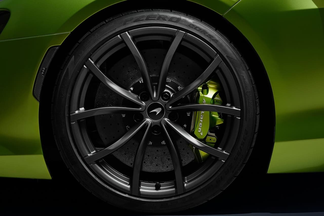 Los neumáticos P ZERO CORSA fueron diseñados para su uso tanto en la carretera como en las pistas de carrera, logrando niveles más altos de agarre, así como mejor frenado y tracción.