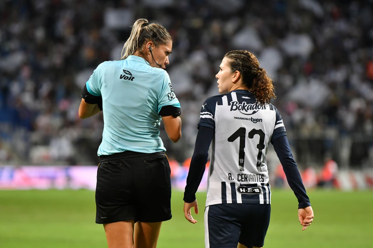 Sin embargo, los minutos transcurrían y no caía ese gol que alargara el partido y le diera de nuevo la esperanza a Rayadas de acariciar el título. La frustración se empezaba a apilar.