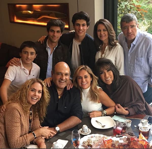 “Cuando un compromiso es del corazón, a veces tiene más duración o funciona mejor que cuando es un compromiso ya un poco más obligado. Nunca he de decir nunca, porque al final la vida da muchas vueltas…. Pero no lo tenemos planeado. En este momento no necesitamos eso y estamos muy felices así, como novios eternos, felices que nada sea por obligación y por compromiso sino por gusto, por amor y por pasarla bien y estar así contentos” explicó.