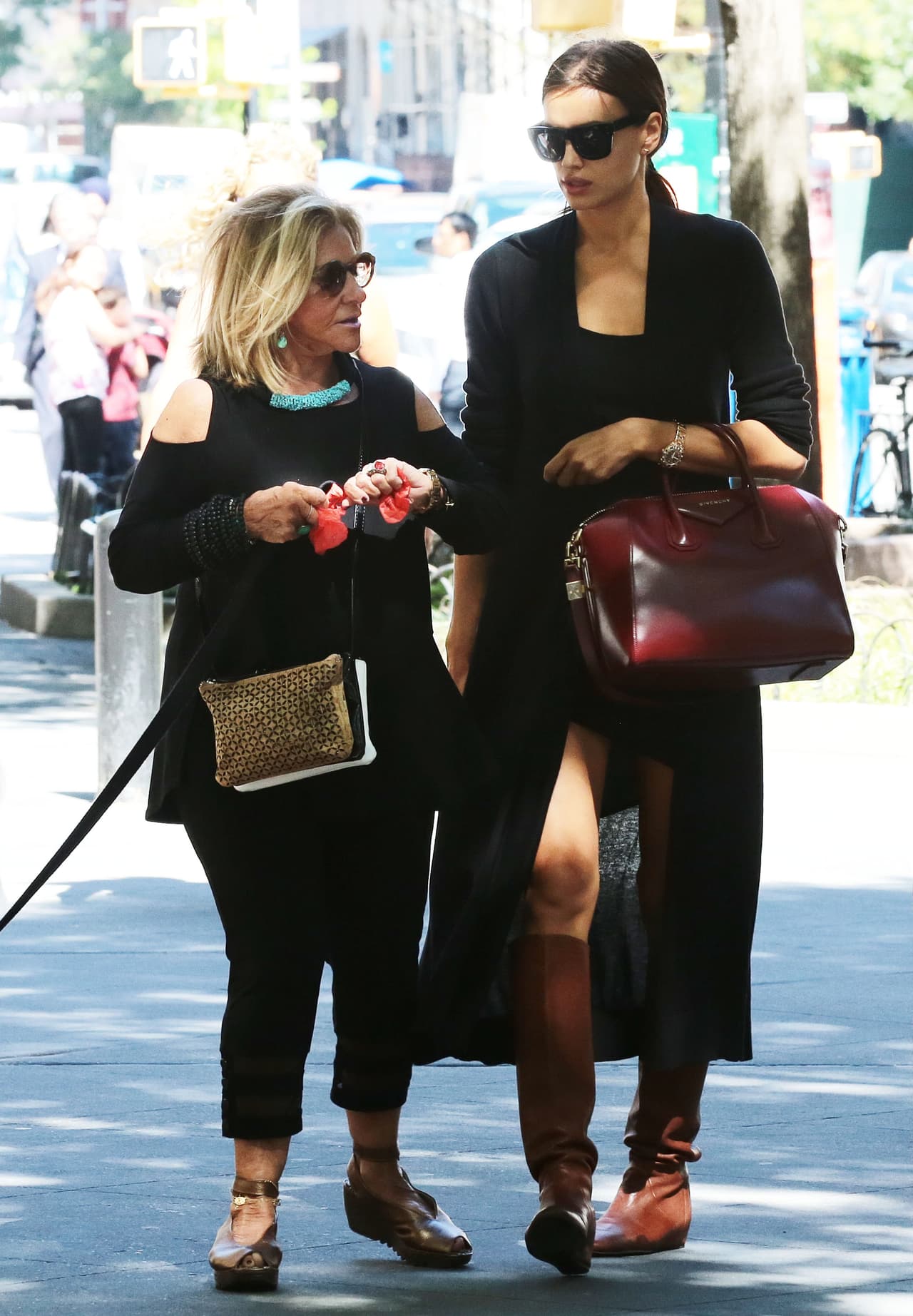 La acompañaba la mamá de Bradley Cooper.