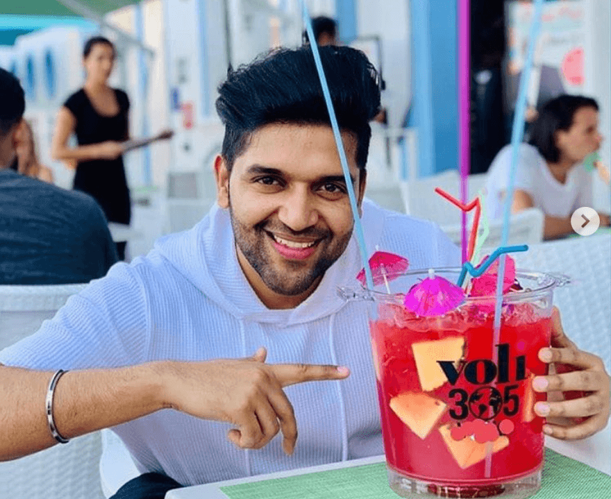Mención aparte merecen sus espectaculares cócteles (en tamaños gigantescos), como el que tiene en sus manos el cantante de la India
<b> Guru Randhawa</b> quien grabó con Pitbull el tema Slowyly Slowly y, en El Dorado, aprovechó para conocer la comida latina.
