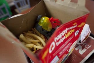 Detienen a empleada de McDonald's por vender droga en cajitas felices