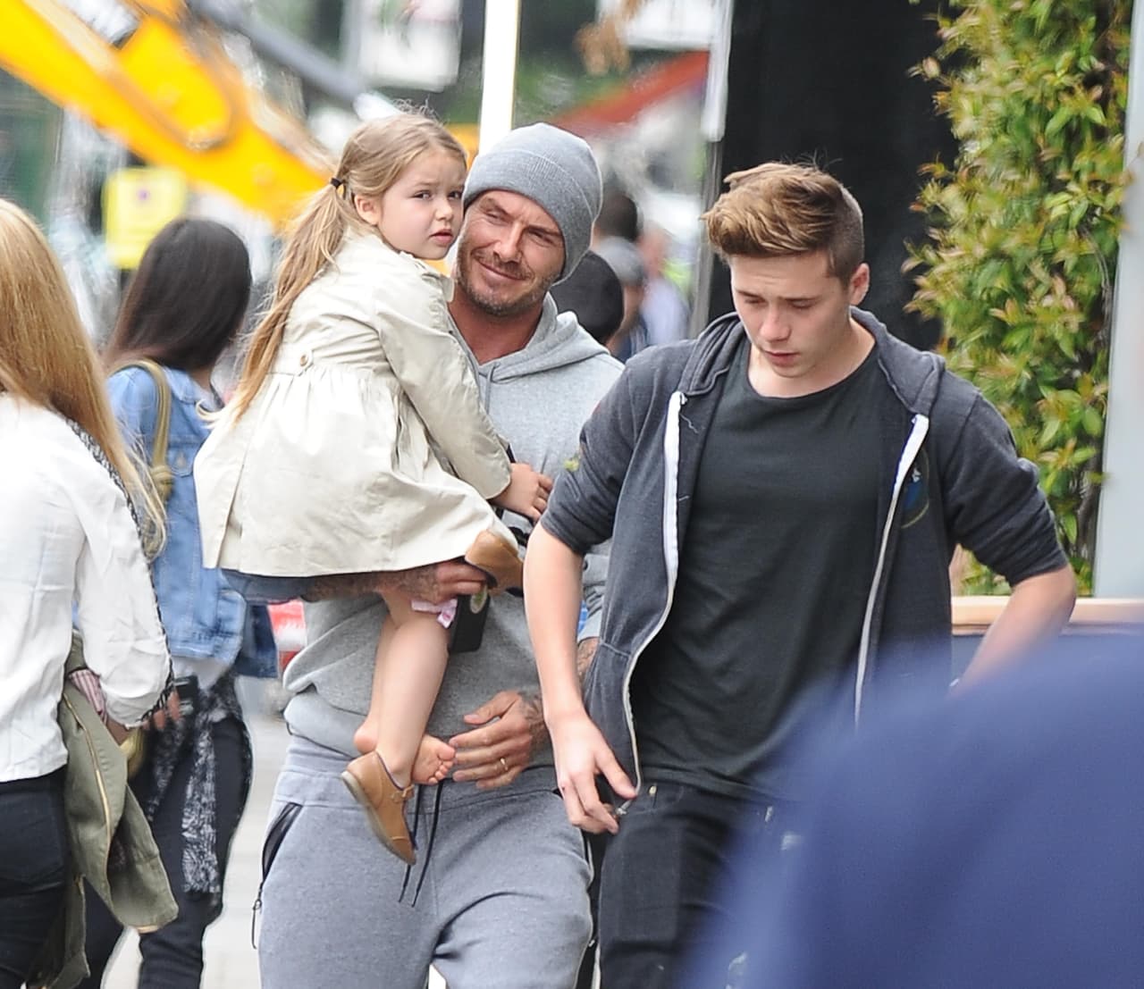 David Beckham y su hijo lucieron atuendos muy casuales y 'sport'.