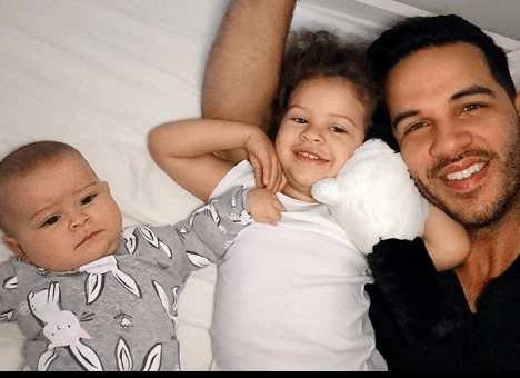 Yisus se divierte jugando con sus muñecas. Este par de bellezas le da sentido a su vida.