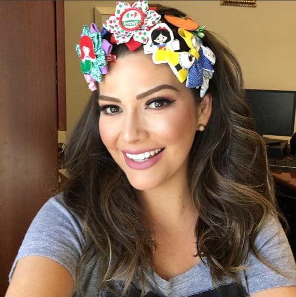 No es un nuevo filtro de snapchat, son moños que le mandaron a Giulietta y que le fascinaron a Ana Patricia (Septiembre 29, 2016)