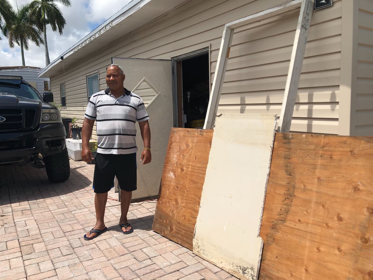 Armando, el cubano, frente a su casa móvil.