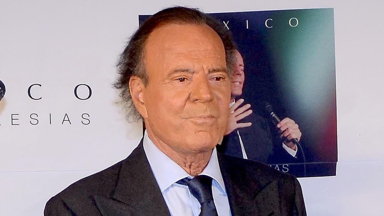 Julio Iglesias está bajo investigación tras denuncias de exempleadas por supuestos abusos en su contra