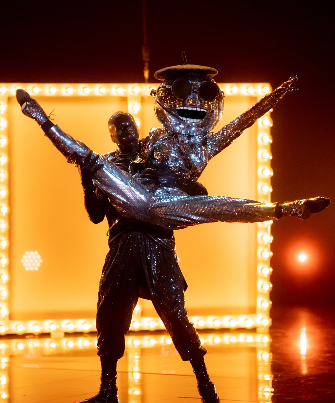 Disco Ball también interpretó una canción de una estrella de la música urbana, ‘ADMV’ de Maluma, y nos regaló una coreografía impresionante.