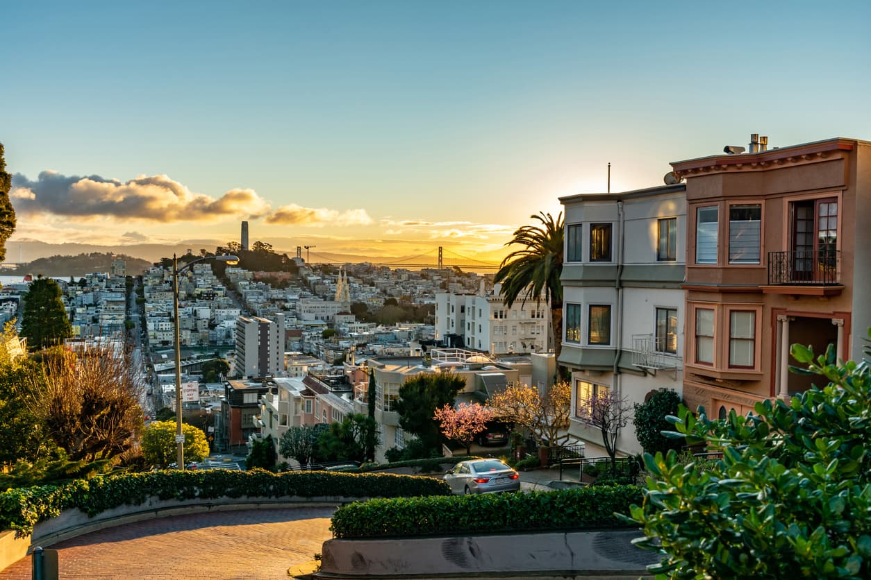 <b>En San Francisco, California</b>
<br>
<br>🔘 El ingreso medio en esta ciudad es de $119,136 al año.
<br>🔘 El ingreso que se recomienda tener para poseer una casa es de $249,793.30
<br>🔘 El ingreso que se recomienda tener si vas a alquilar una vivienda es de $101,905.30