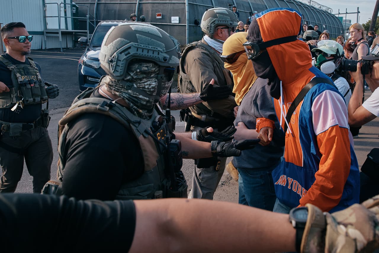 Manifestantes se enfrentan a agentes del ICE frente al centro de detención Delaney Hall mientras se manifiestan cerca de las puertas de entrada, el miércoles 27 de mayo de 2026, en Newark, N.J. (Foto AP/Andres Kudacki)