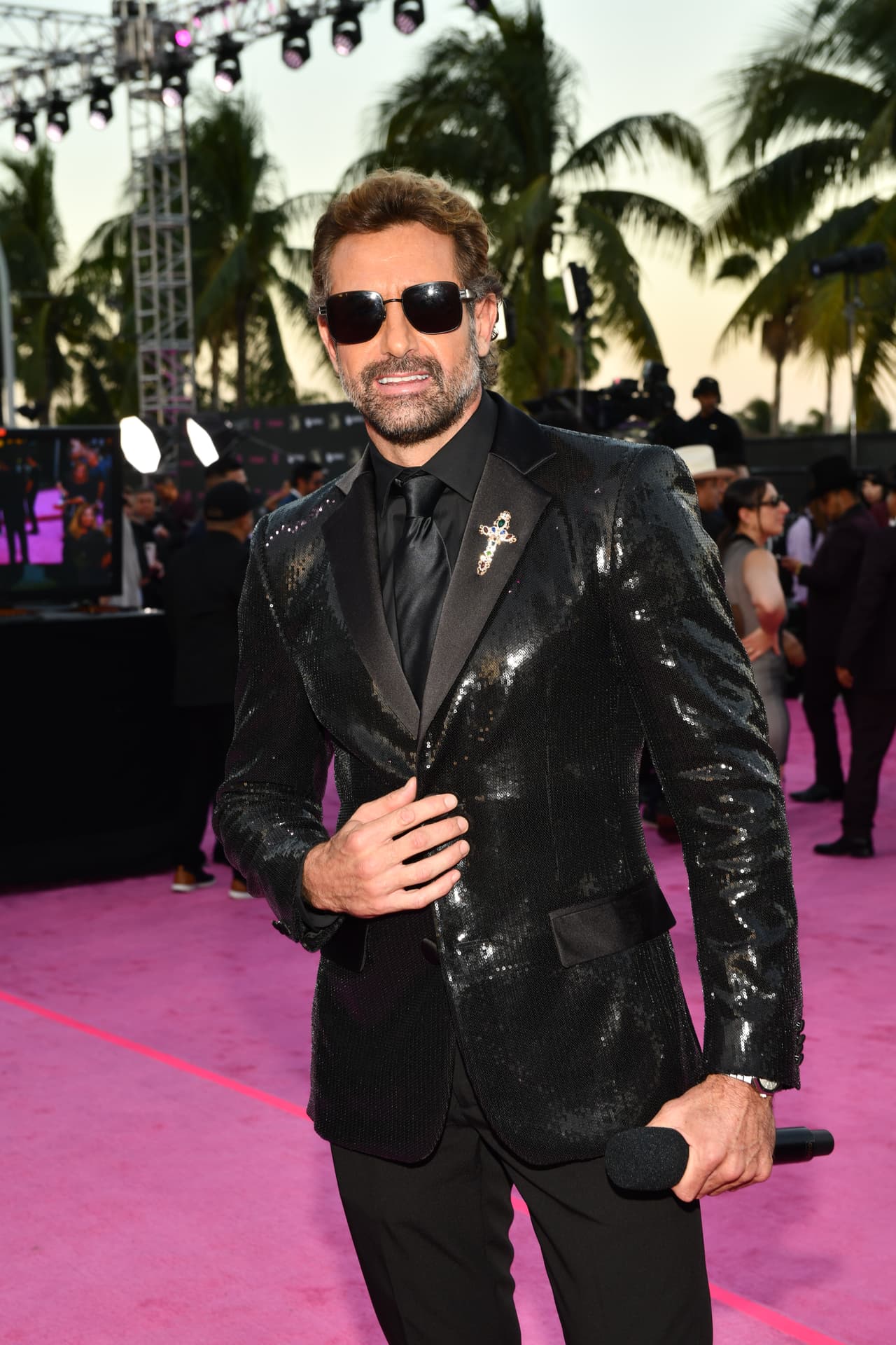 <b>Gabriel Soto</b> arribó con un 'total black' y lentes oscuros.