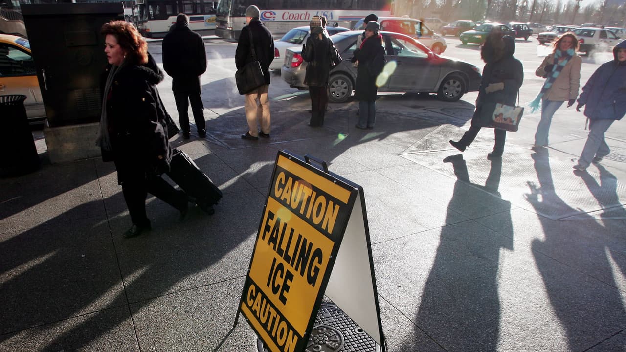 Mientras la temperatura sube en este San Valentín, el hielo nos cae desde los rascacielos