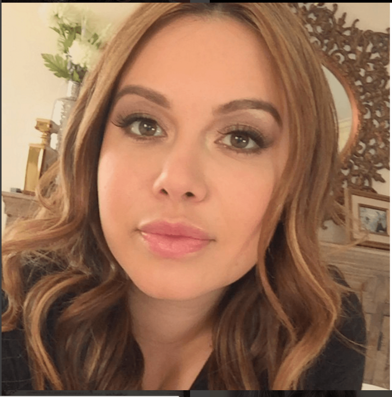 Y Chiquis le regala a su amigas muchos tips de maquillaje.