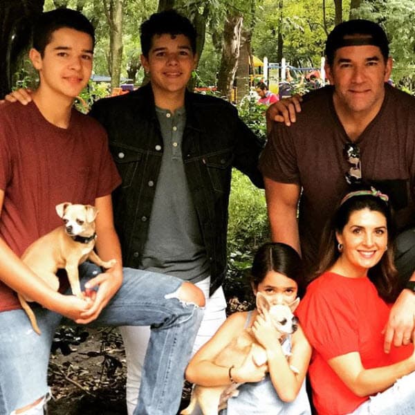 Tanto Mayrín como Eduardo han dejado evidencias en redes sociales de la buena relación que tienen con los cinco jovencitos.