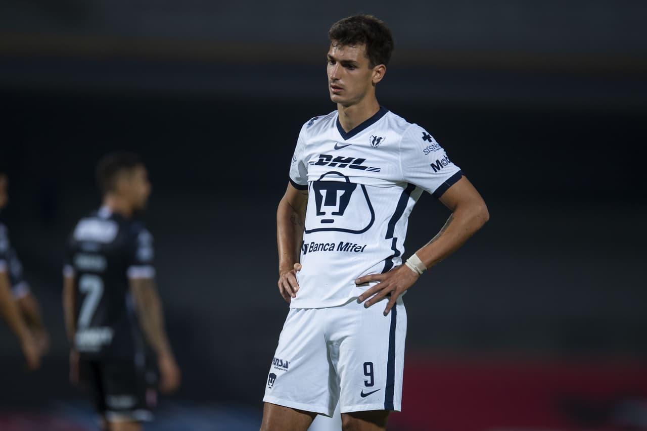 Los universitarios buscaban el empate, pero los ataques no prosperaban.