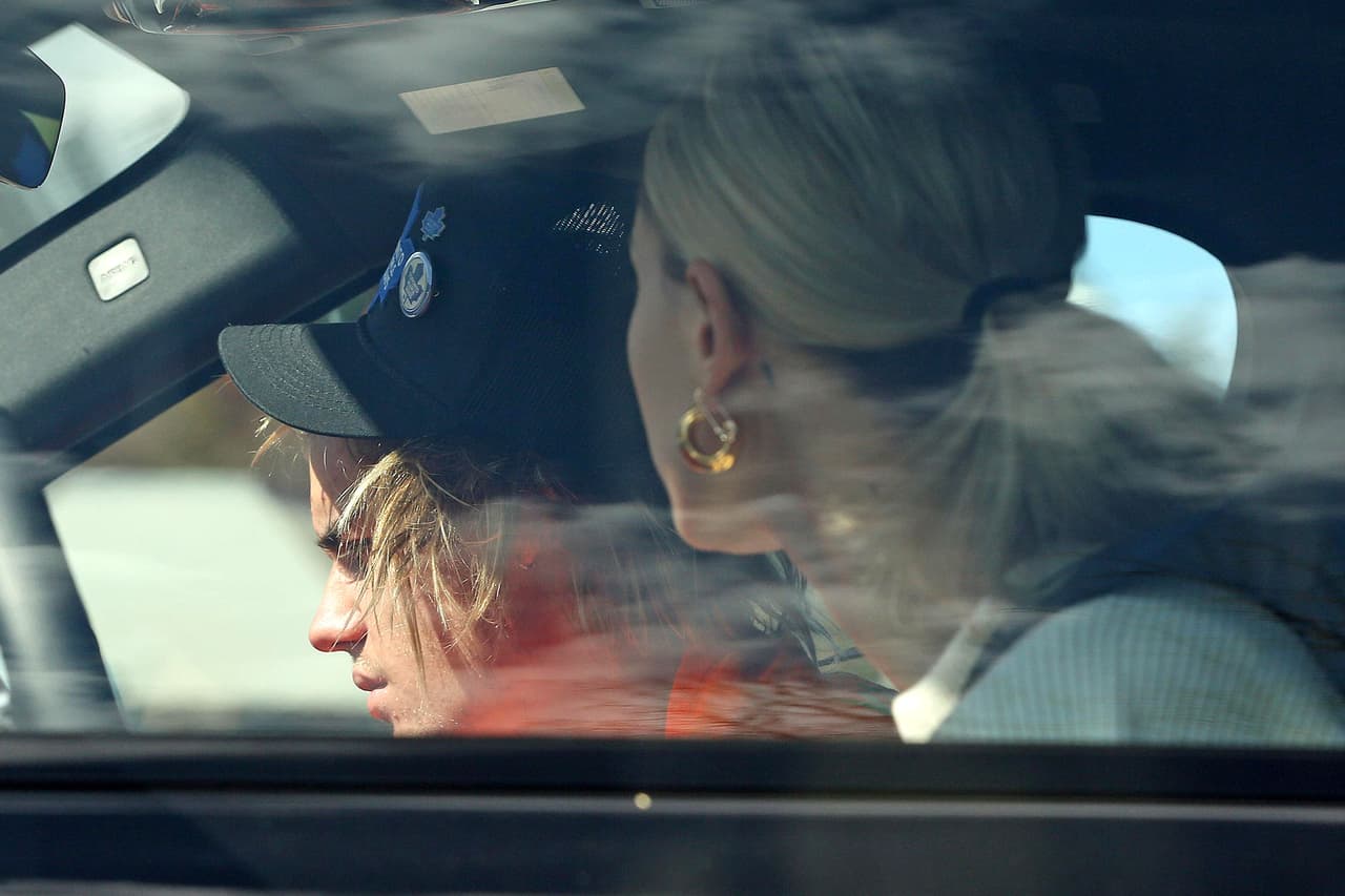 Algunos fans y medios de comunicación aseguraron que la noticia evidentemente afectó al cantante, por lo que 
<b>buscó refugio en su pareja y su iglesia</b>.