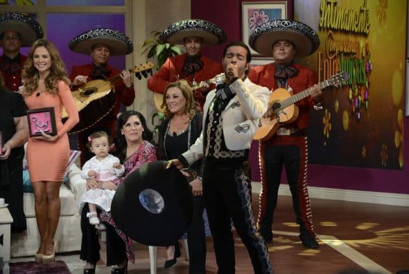 Pablo Montero le cantó a las mamitas