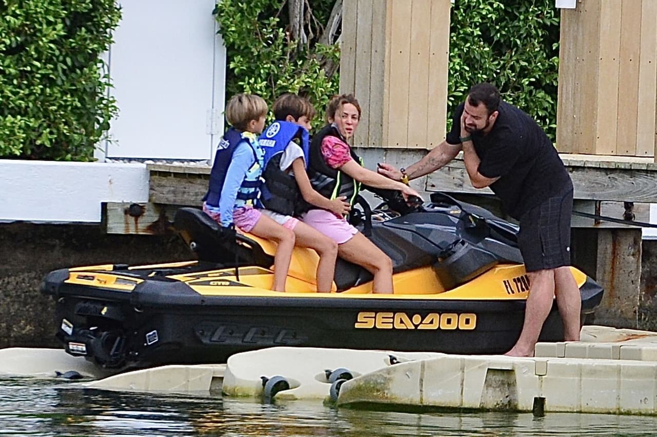 El paseo en moto acuática ocurrió durante el atardecer del pasado 16 de agosto, de acuerdo con la agencia The Grosby Group. 
<br>
