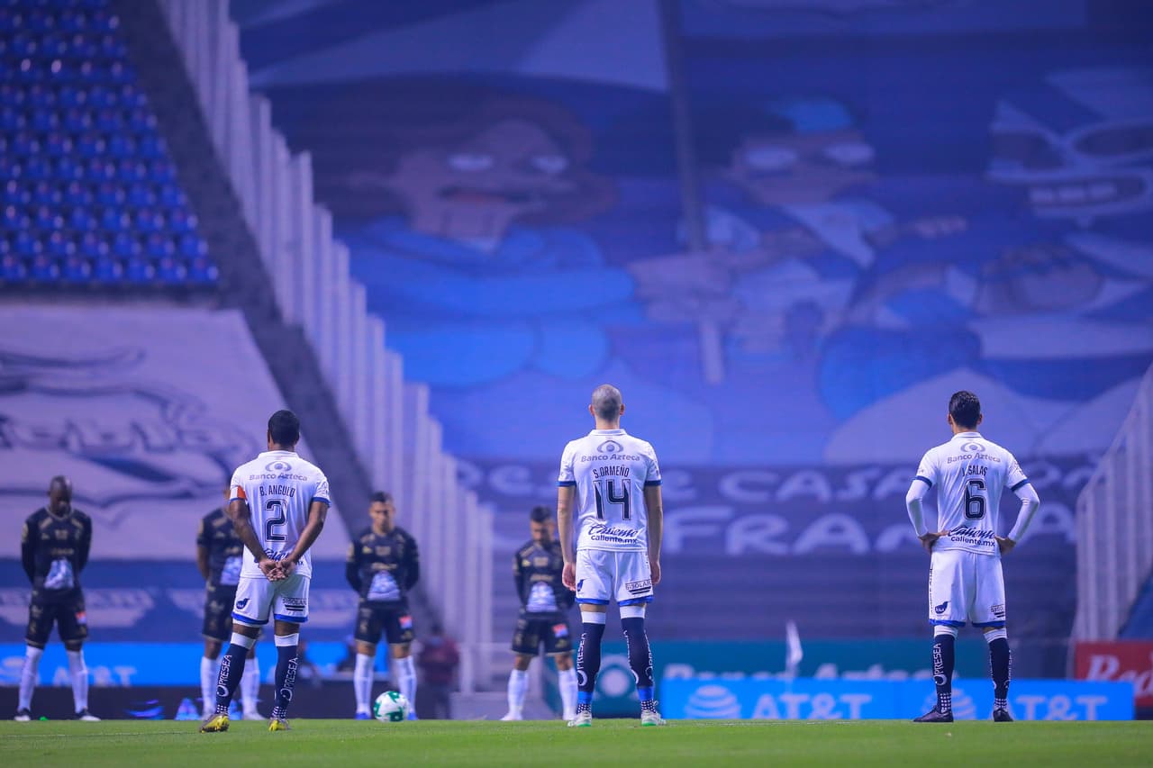 Jugadores de Puebla y León, en México, también rindieron homenaje a Diego Armando Maradona. El jugador argentino viajó a México para vivir dos significativos momentos: tenía 25 años cuando lideró la selección de Argentina que ganó la Copa del Mundo en 1986, y luego regresó cuando tenía 57 años para dirigir a los Dorados de Sinaloa, en segunda división.