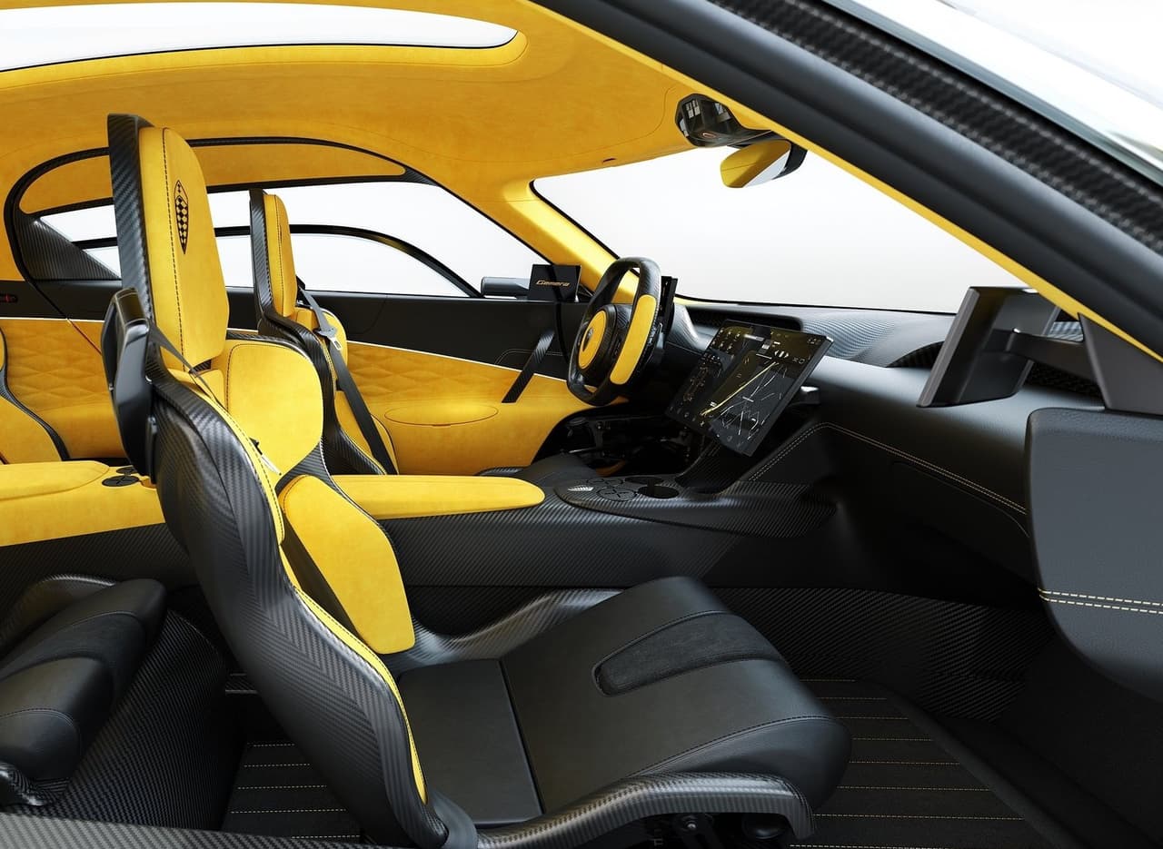 Los asientos delanteros están hechos de monocascos huecos de fibra de carbono y tan solo pesan 37.5 libras. Estos además se calientan o enfrían según las preferencias de los ocupantes.