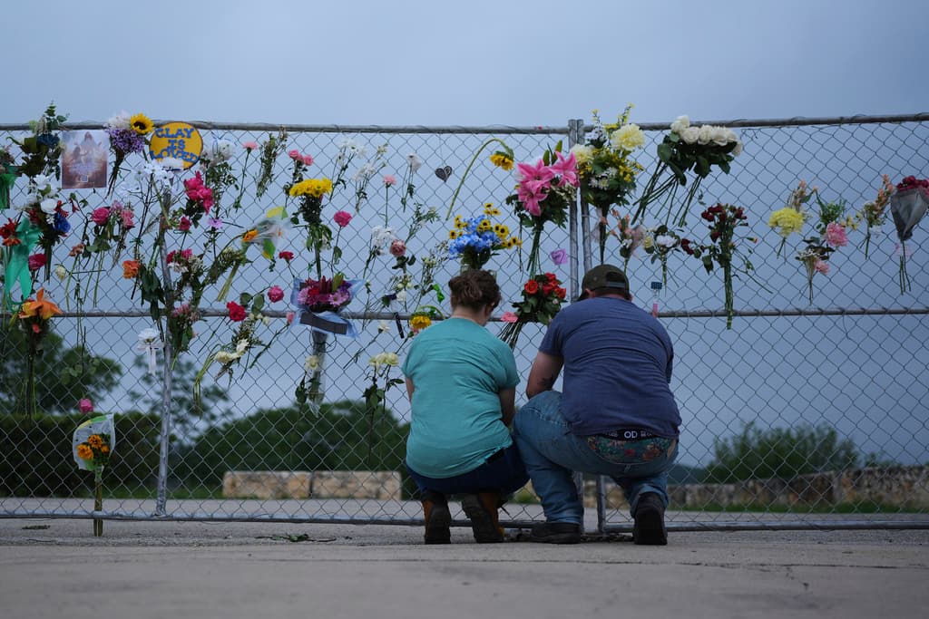 En otras zonas, más alejadas de la corriente del río Guadalupe en Kerrville, ciudadanos dejaron flores a las víctimas mortales de las inundaciones del 4 de julio en el centro de Texas. Al momento, suman 120 las muertes y quedan cerca de 170 personas desaparecidas.